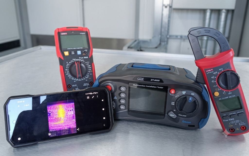 Instrumental propio de ACG: tester multifunción CEM DT-6650, multímetro y pinza amperométrica UNI-T