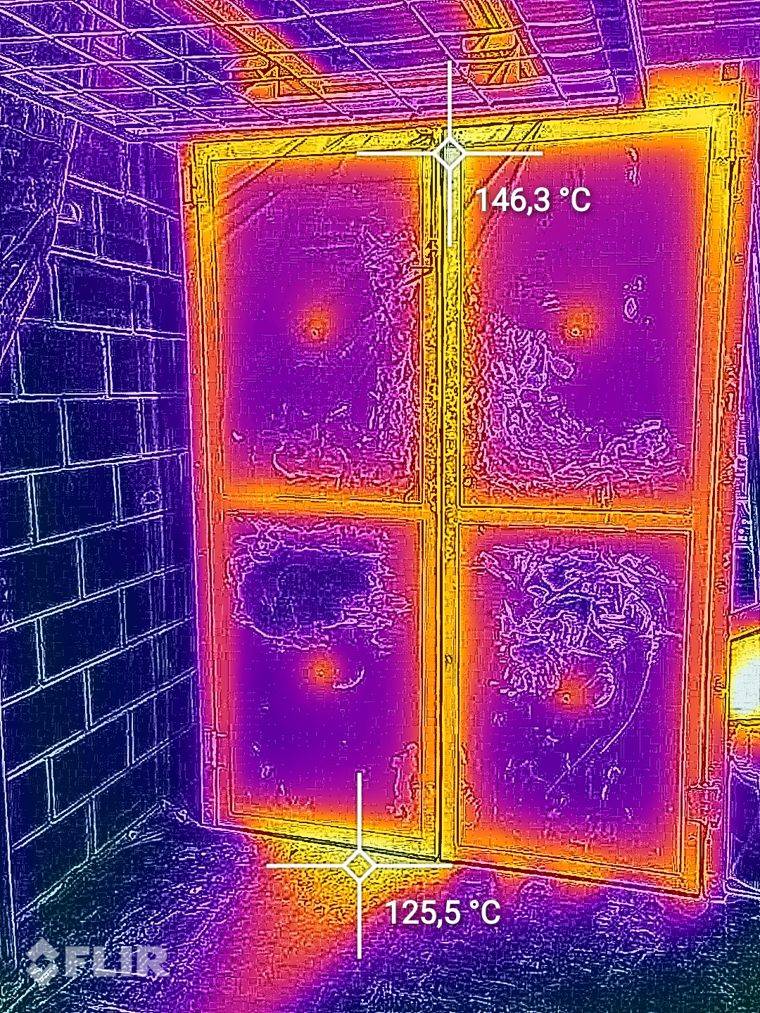 Termografía FLIR de un horno de curado: marco de las puertas a 146,3 °C
