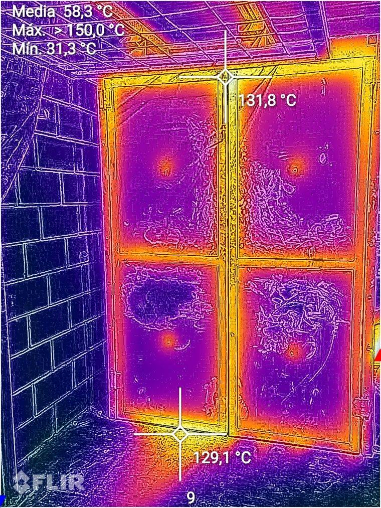 Termografía del borde inferior de las puertas del horno con fuga de calor hacia el piso
