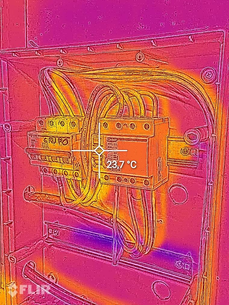 Imagen térmica FLIR de un tablero general con interruptores y cableado