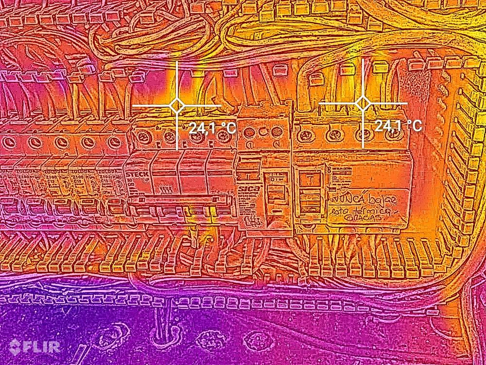 Termografía de un tablero con temperaturas parejas de 24,1 °C en todos sus dispositivos